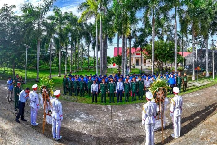 Các đại biểu tham dự buổi lễ thực hiện nghi thức dâng hoa, dâng hương liệt sĩ.