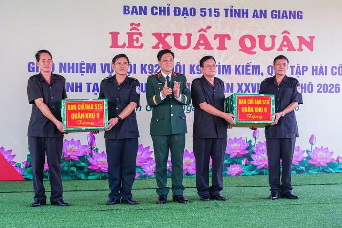 Thiếu tướng Huỳnh Văn Ngon, Phó Chính ủy Quân khu 9, Trưởng Ban Chỉ đạo 515 Quân khu 9, trao quà của Ban Chỉ đạo 515 Quân khu cho Đội K92, K93.