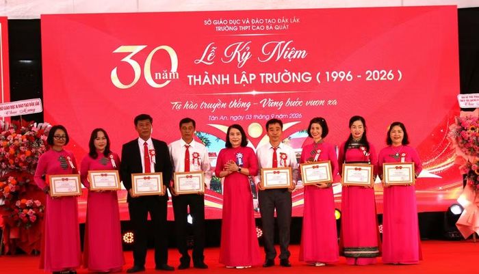 Bà Võ Thị Minh Duyên trao Giấy khen của Giám đốc Sở GD&ĐT cho 8 cá nhân thuộc Trường THPT Cao Bá Quát. (Ảnh: TT)