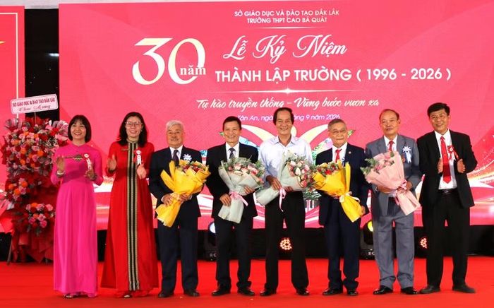 Ban Giám hiệu nhà trường tri ân các thế hệ lãnh đạo qua các thời kỳ. (Ảnh: TT)