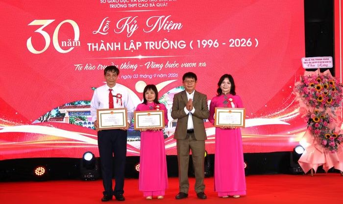 Ông Lê Văn Cường trao Bằng khen của Chủ tịch UBND tỉnh Đắk Lắk cho 3 cá nhân thuộc Trường THPT Cao Bá Quát. (Ảnh: TT)