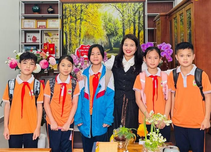 Cô Bùi Thị Thanh Hoàn và các em học trò.