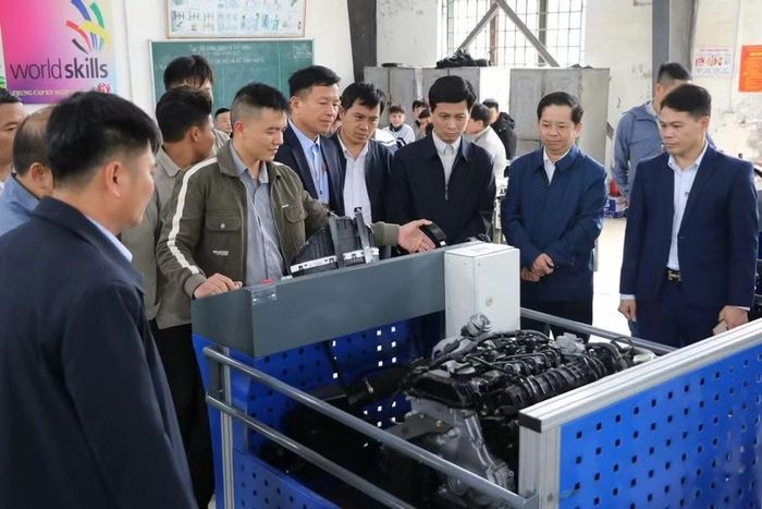 Lãnh đạo Sở GD&ĐT Hà Tĩnh kiểm tra hoạt động đào tạo tại Trường Trung cấp Kỹ nghệ Lý Tự Trọng.