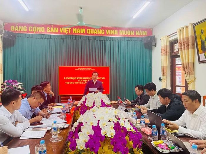 Giám đốc Sở GD&ĐT Hà Tĩnh chỉ đạo tại buổi làm việc với Trường Trung cấp Kỹ nghệ Lý Tự Trọng.