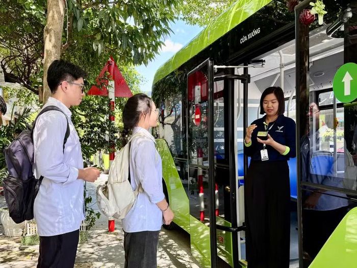 Học sinh trải nghiệm xe buýt điện trong ngày khai trương.