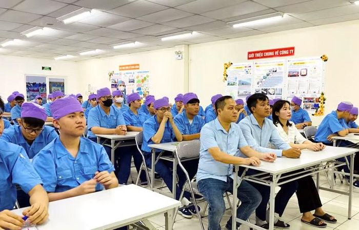 Sinh viên Trường cao đẳng Công nghiệp Hưng Yên thực tập tại Công ty TNHH Canon Việt Nam.