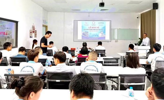 Sinh viên Trường cao đẳng Nghề Thái Bình bảo vệ khoá luận tốt nghiệp.