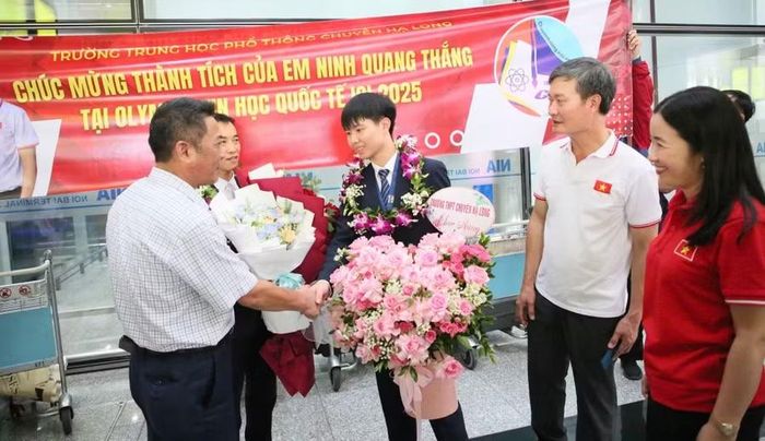 Lãnh đạo Sở GD&ĐT chúc mừng em Ninh Quang Thắng, THPT Chuyên Hạ Long giành Huy chương Đồng tại Kỳ thi Olympic Tin học quốc tế lần thứ 37 (tháng 8/2025). Ảnh: Minh Hà
