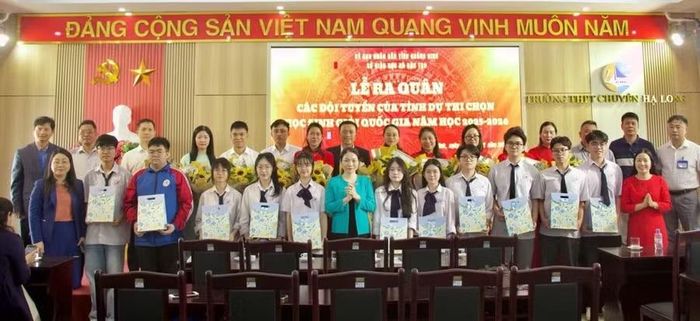 Lãnh đạo Sở GD&ĐT động viên các thí sinh, thầy cô tại Lễ ra quân các đội tuyển học sinh giỏi quốc gia tổ chức ở trường THPT Chuyên Hạ Long (tháng 12/2025).