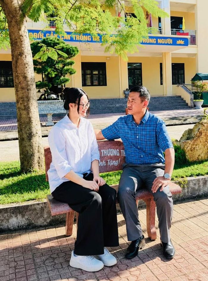 Thầy Hoàng Thúc Khiêm gần gũi, động viên học sinh, cùng các em nuôi dưỡng niềm say mê học tập nơi đảo xa.