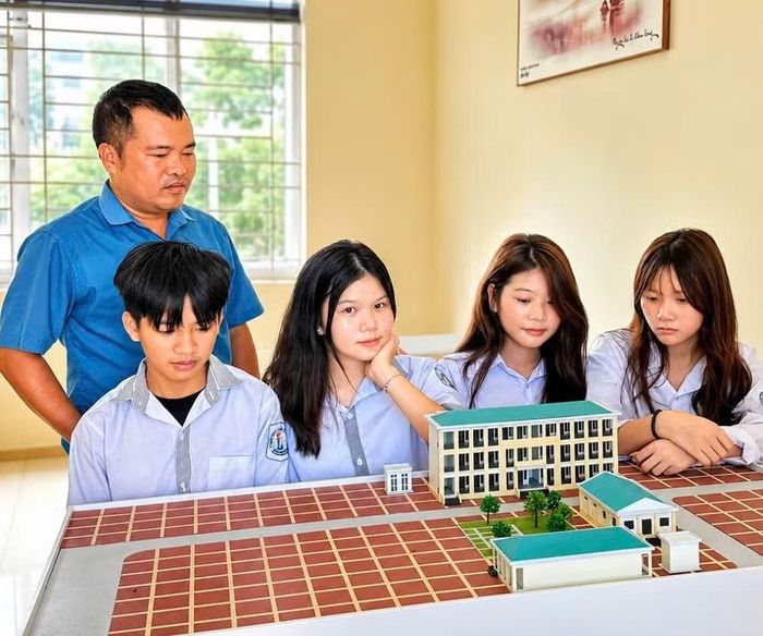 Thầy giáo Hoàng Thúc Khiêm cùng học sinh say mê học tập, đưa kiến thức gắn với thực tiễn ở ngôi trường giữa trùng khơi.