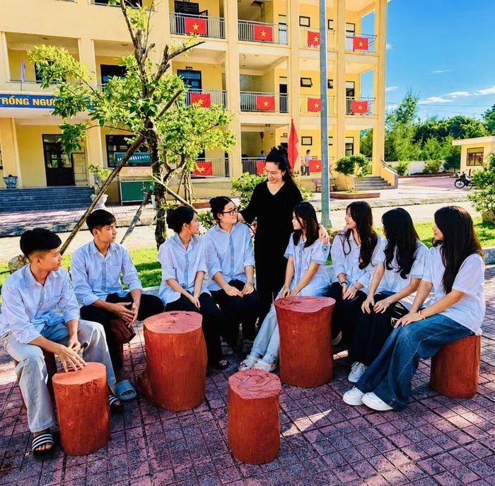 Cô giáo Lương Thị Minh Hiếu gần gũi, đồng hành cùng học sinh, tiếp thêm sự tự tin cho các em trên hành trình học tập nơi đảo xa.