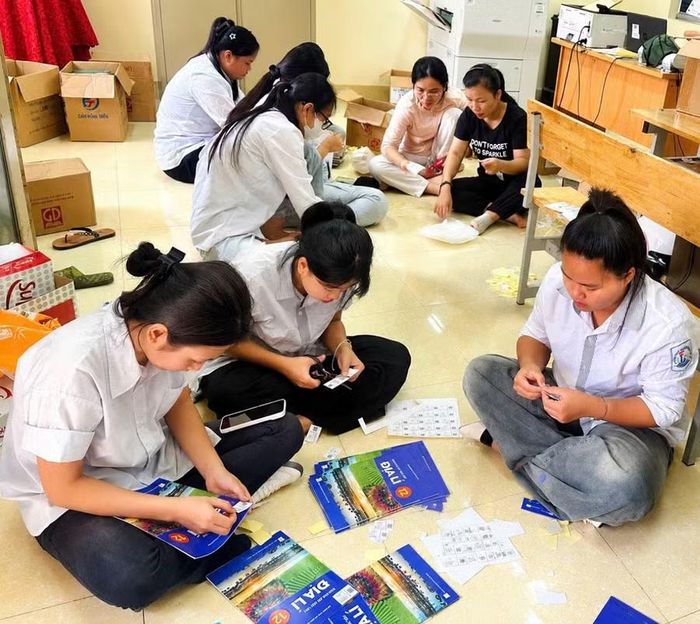 Học sinh Trường THCS&THPT Quan Lạn cùng nhau chuẩn bị sách vở, đồ dùng, sẵn sàng bước vào năm học mới.