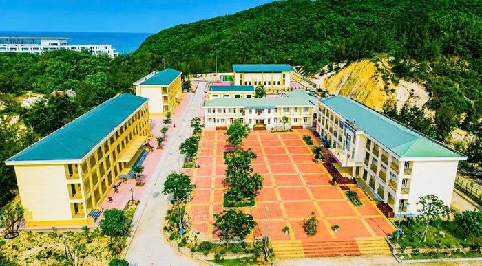Giữa trùng khơi, Trường THCS&THPT Quan Lạn ươm mầm tri thức, chắp cánh những ước mơ nơi đảo xa.