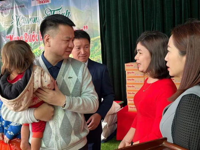 Nhà báo Triệu Ngọc Lâm - Tổng Biên tập Báo Giáo dục và Thời đại trao đổi cùng giáo viên các trường tại địa bàn các xã: Mường Phăng, Nà Nhạn, Nà Tấu trong chương trình "Nâng bước em đến trường" do Báo Giáo dục và Thời đại kết nối, triển khai.