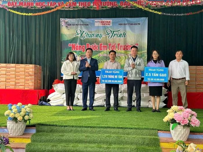Nhà báo Triệu Ngọc Lâm - Tổng Biên tập Báo Giáo dục và Thời đại (thứ 3 tính từ bên phải) trao 2,5 tấn gạo; 1.270 thùng mì tôm; 100 triệu đồng từ Công ty Hapulico Land; kết nối, đỡ đầu 18 học sinh có hoàn cảnh đặc biệt khó khăn và 40 suất học bổng cho học sinh các xã: Nà Nhạn, Nà Tấu và Mường Phăng, Tp. Điện Biên Phủ, tỉnh Điện Biên (tháng 2/2025).