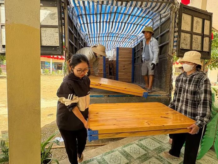 Hàng nghìn suất quà là đồ dùng cá nhân, trang thiết bị học tập với tổng trị giá gần 1 tỷ đồng do Báo Giáo dục và Thời đại kết nối, hỗ trợ 5 trường bị ảnh hưởng sau đợt lũ quét xảy ra hồi tháng 8/2025 tại tỉnh Điện Biên được vận chuyển đến điểm tiếp nhận.