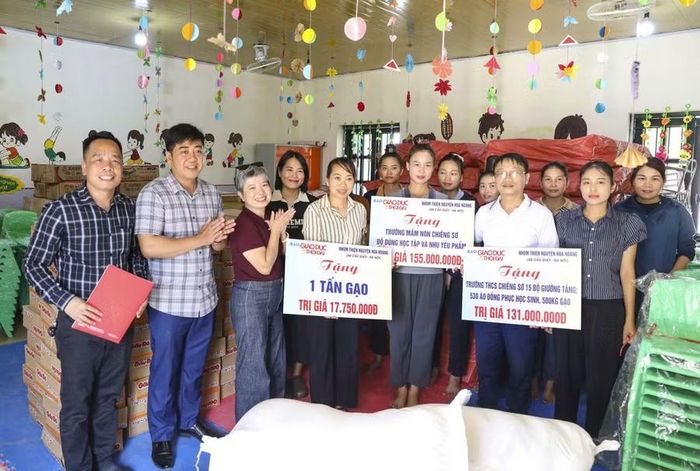 Nhà báo Dương Thanh Hương - Phó Tổng Biên tập Báo Giáo dục và Thời đại (thứ 3 tính từ bên trái) chuyển tặng quà hỗ trợ thầy cô và học sinh vùng lũ tại Điện Biên - tháng 9/2025.