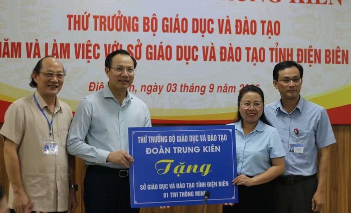 Thứ trưởng Đoàn Trung Kiên tặng quà Sở GD&ĐT tỉnh Điện Biên.