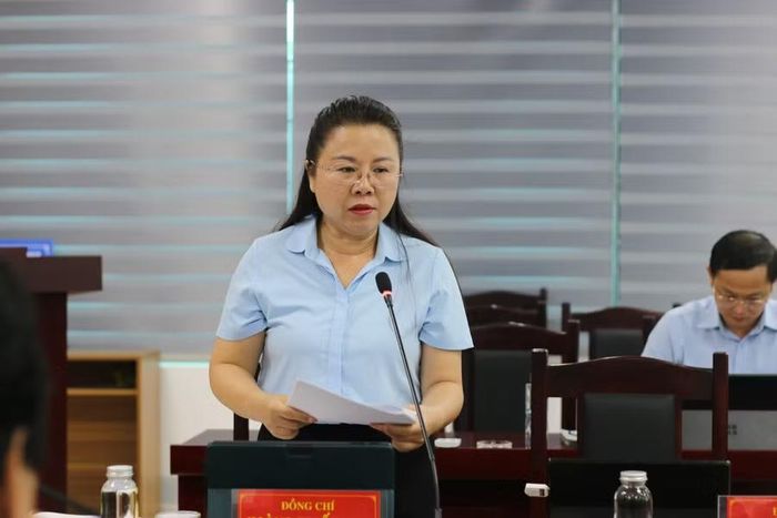 Bà Hoàng Tuyết Ban, Giám đốc Sở GD&ĐT tỉnh Điện Biên báo cáo tại buổi làm việc.