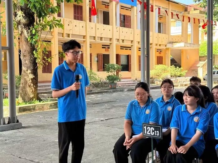 Các em học sinh giao lưu, đặt câu hỏi.