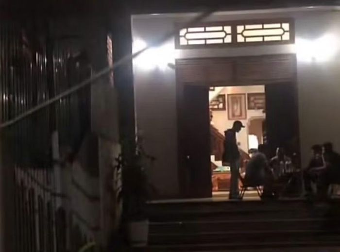 Lực lượng chức năng tổ chức khám nghiệm hiện trường. (Ảnh cắt từ clip)