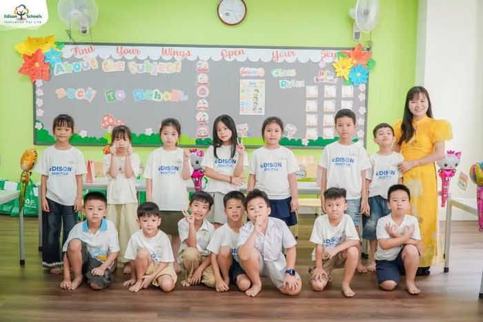 Một góc cơ sở vật chất và học sinh nhà trường.