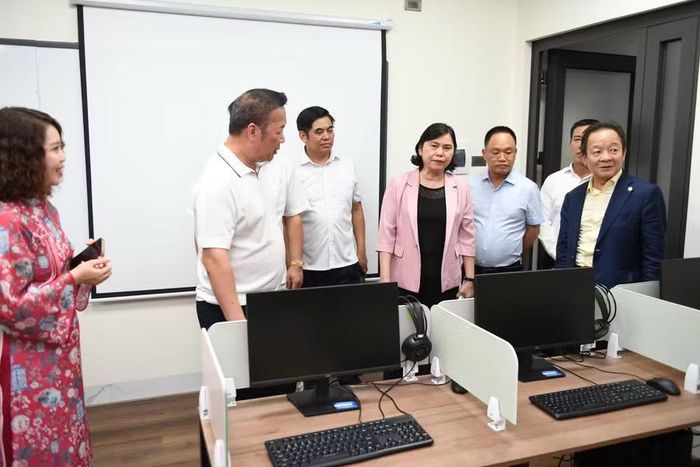 Bà Trần Thị Hằng, Phó Chủ tịch Thường trực HĐND tỉnh Bắc Ninh cùng đại biểu tham quan cơ sở vật chất nhà trường.