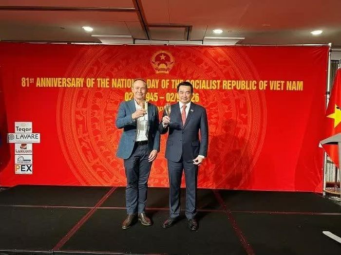 Tổng Lãnh sự Phạm Hải Anh và Thủ hiến Tây Australia Roger Cook nâng ly mừng Quốc khánh Việt Nam và quan hệ Việt Nam – Australia.