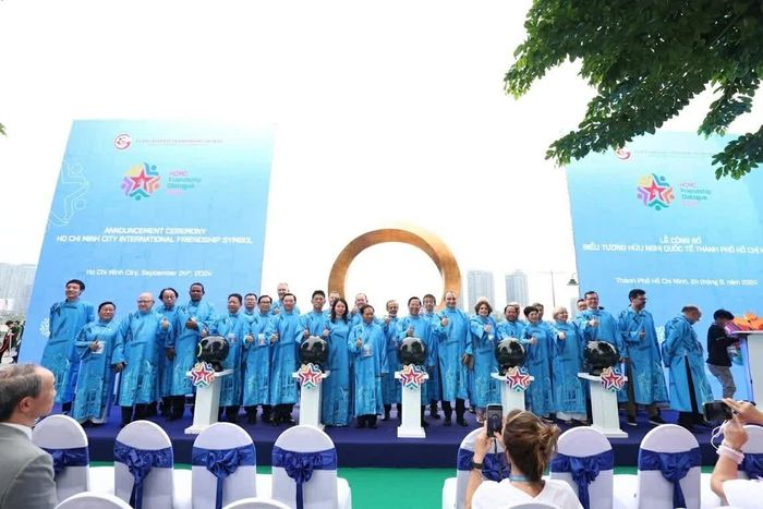 Các đại biểu chụp hình chung tại Đối thoại hữu nghị TP. Hồ Chí Minh lần thứ 2 năm 2024. (Nguồn: fd-hcmc.vn)