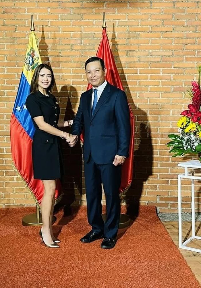 Bộ trưởng Du lịch Daniela Cabello chúc mừng Đại sứ Vũ Trung Mỹ. (Nguồn: Đại sứ quán Việt Nam tại Venezuela)