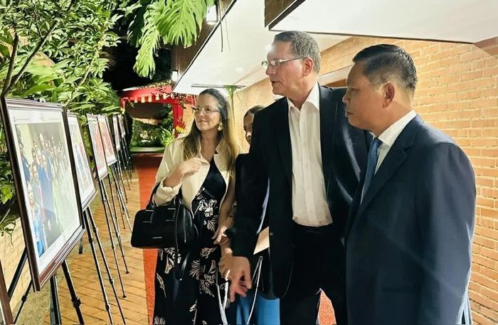 Phó Chủ tịch Đảng Xã hội chủ nghĩa Thống nhất Venezuela (PSUV) Jesus Faria tham quan triển lãm ảnh. (Nguồn: Đại sứ quán Việt Nam tại Venezuela)