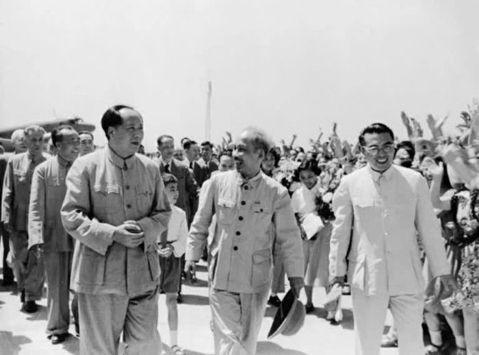 Chủ tịch Trung Quốc Mao Trạch Đông đón Chủ tịch Hồ Chí Minh tại sân bay Bắc Kinh trong chuyến thăm Trung Quốc ngày 25/6/1955. (Nguồn: TTXVN)