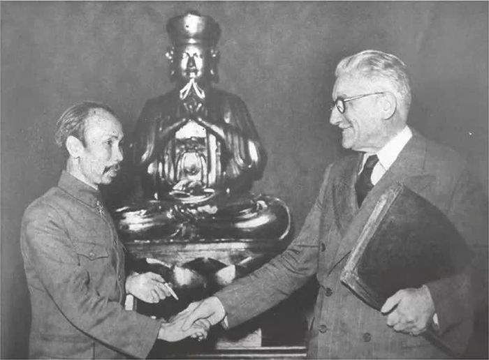 Chủ tịch Hồ Chí Minh và đại diện Chính phủ Pháp Marius Moutet sau khi ký Tạm ước Việt-Pháp ngày 14/9/1946. (Nguồn: Trung tâm Lưu trữ Quốc gia)