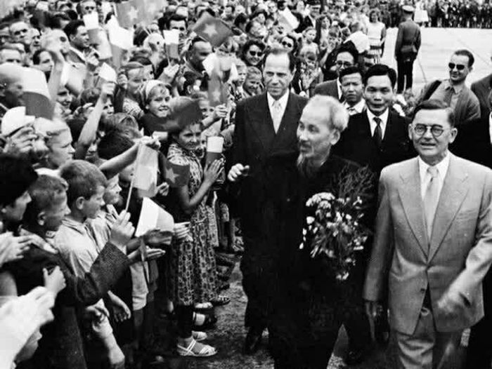 Nhân dân Thủ đô Warsaw nhiệt liệt chào đón Chủ tịch Hồ Chí Minh trong chuyến thăm Cộng hòa Nhân dân Ba Lan năm 1957. (Nguồn: Bảo tàng Hồ Chí Minh)