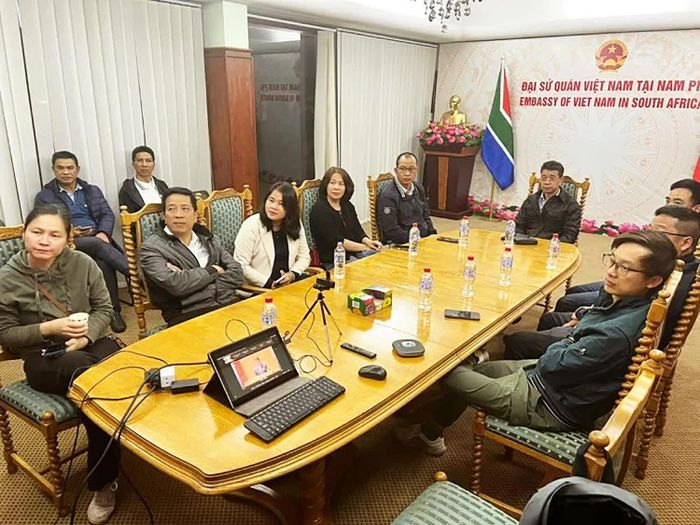 Các đại biểu tham dự trực tuyến tại điểm cầu Đại sứ quán Việt Nam tại Nam Phi. (Nguồn: BNG)