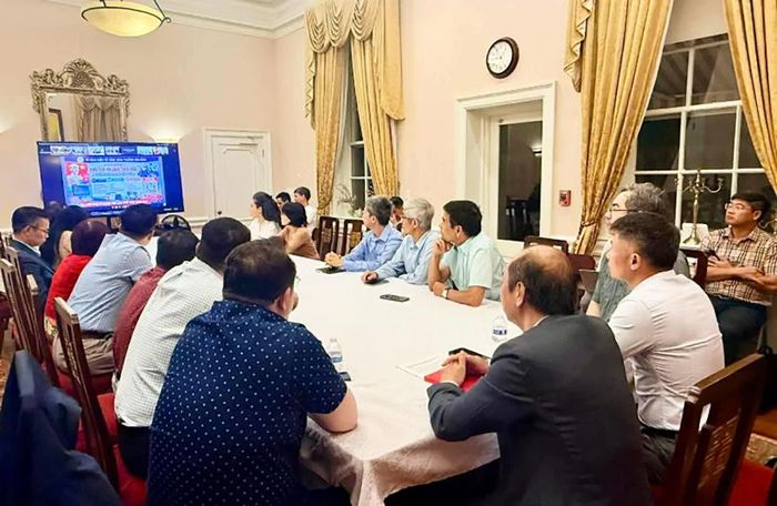 Các đại biểu tham dự trực tuyến tại điểm cầu Đại sứ quán Việt Nam tại Hoa Kỳ. (Nguồn: BNG)