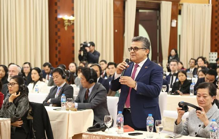 Đại sứ Saadi Salama phát biểu tại buổi thông báo về Đại hội đại biểu toàn quốc Đảng Cộng sản Việt Nam lần thứ XIV tới các cơ quan đại diện ngoại giao nước ngoài, các tổ chức quốc tế tại Việt Nam, tháng 1/2026. (Ảnh: Thành Long)