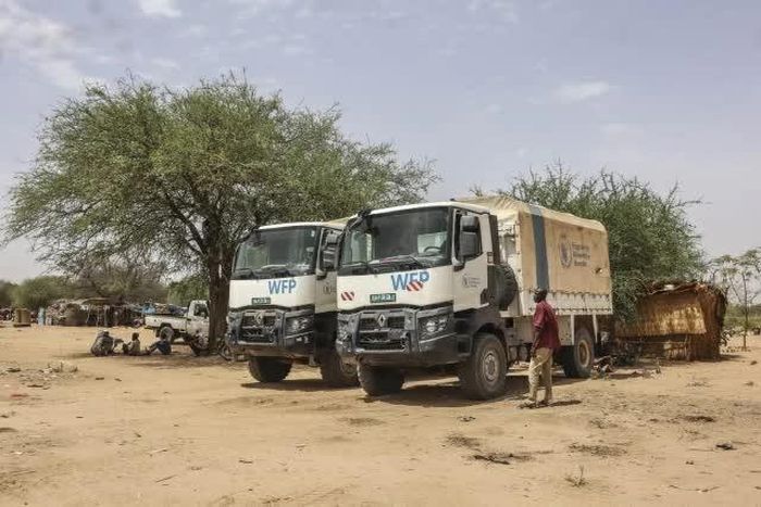 Hai xe tải của Chương trình Lương thực thế giới (WFP) bị không kích khi đang vận chuyển hàng cứu trợ tới Kadugli, bang South Kordofan, Sudan. (Nguồn: Arab News PK)