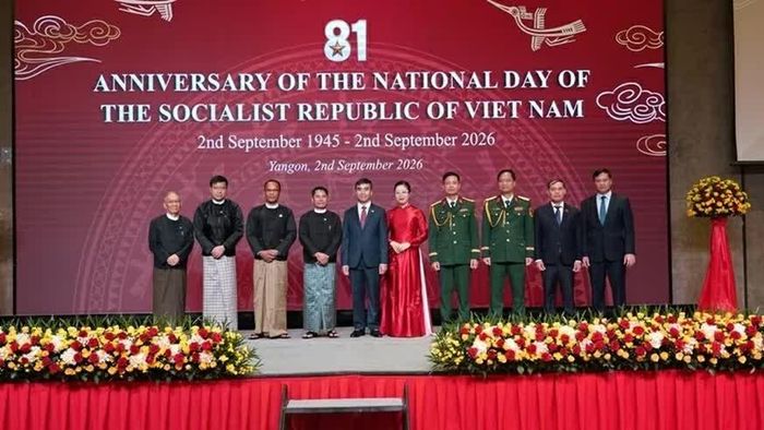 Đại sứ quán Việt Nam tại Myanmar chụp ảnh cùng các khách mời Myanmar. (Nguồn: Đại sứ quán Việt Nam tại Myanmar)