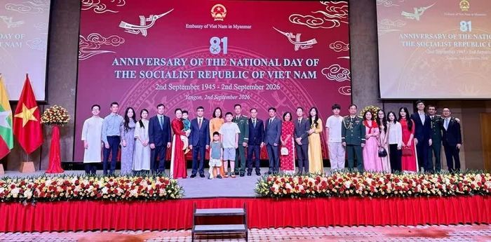 Tập thể Đại sứ quán Việt Nam tại Myanmar chụp ảnh lưu niệm. (Nguồn: Đại sứ quán Việt Nam tại Myanmar)