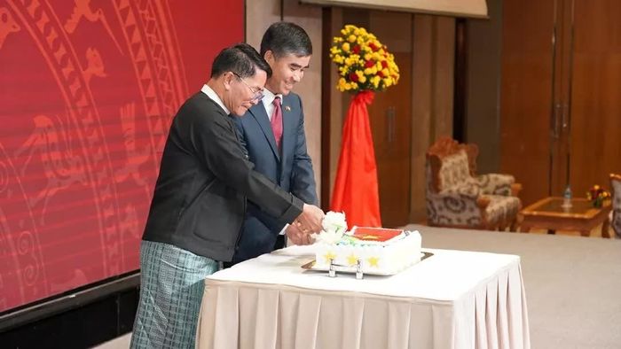 Đại sứ Việt Nam tại Myanmar Nguyễn Anh Đức và ông U Min Naung, Bộ trưởng Bộ Nông nghiệp, Chăn nuôi và Thủy lợi Myanmar cắt bánh. (Nguồn: Đại sứ quán Việt Nam tại Myanmar)