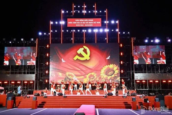 Chương trình nghệ thuật Rạng ngời Tổ quốc Việt Nam. (Ảnh: Công Nghĩa)