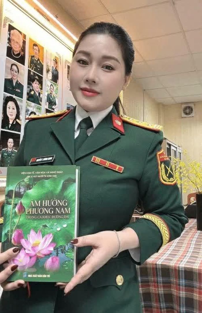 Thượng tá, NSƯT Hương Giang, Giảng viên Trường Đại học Văn hoá Nghệ thuật Quân đội.