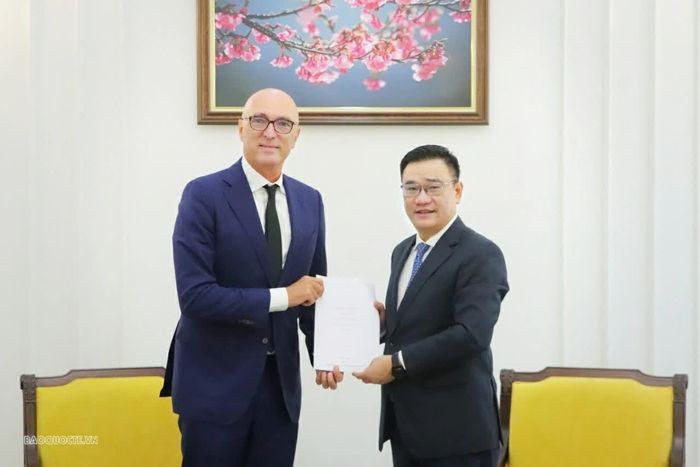 Cục trưởng Cục Lễ tân Nhà nước và Phiên dịch đối ngoại Lê Công Dũng tiếp nhận bản sao Thư ủy nhiệm từ Đại sứ Vương quốc Hà Lan Remco van Wijngaarden. (Ảnh: Minh Nhuận)