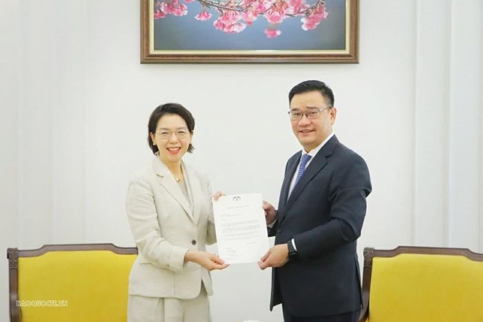 Cục trưởng Cục Lễ tân Nhà nước và Phiên dịch đối ngoại Lê Công Dũng tiếp nhận bản sao Thư ủy nhiệm từ Đại sứ Hàn Quốc Lee Miyon. (Ảnh: Minh Nhuận)