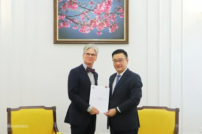 Cục trưởng Cục Lễ tân Nhà nước và Phiên dịch đối ngoại Lê Công Dũng tiếp nhận bản sao Thư ủy nhiệm từ Đại sứ Vương quốc Bỉ Pieter Leenknegt. (Ảnh: Minh Nhuận)