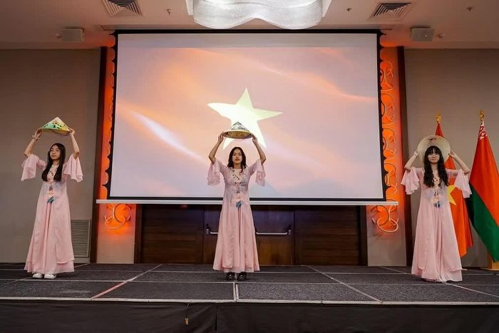Các tiết mục văn nghệ của học sinh và sinh viên Việt Nam tại Belarus.