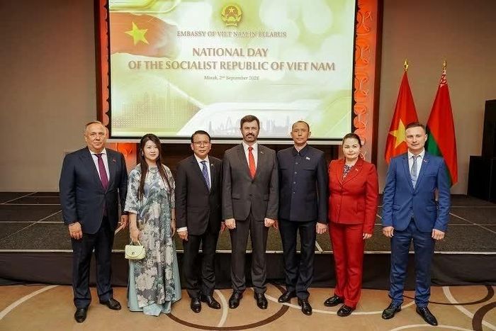 Bí thư thứ nhất Đảng Cộng sản Belarus và Ban lãnh đạo tới dự và chúc mừng Quốc khánh Việt Nam.