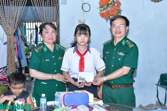 Nhân dịp chuẩn bị bước vào năm học mới 2026-2027, ngày 17/8, Hội Phụ nữ Bộ đội Biên phòng thành phố Cần Thơ phối hợp với Đồn Biên phòng Trung Bình, Bộ đội Biên phòng thành phố Cần Thơ tổ chức thăm, tặng quà học sinh được nhận đỡ đầu trong Chương trình “Mẹ đỡ đầu”. Trong ảnh: Đại tá Hà Huy Trường, Phó chính ủy Bộ đội Biên phòng thành phố Cần Thơ và Trung tá Quân nhân chuyên nghiệp Lê Thanh Nhanh, Chủ tịch Hội phụ nữ Bộ đội Biên phòng thành phố Cần Thơ thăm hỏi và trao tiền hỗ trợ, tặng quà cho em Nguyễn Đình, ấp Giồng Chùa, xã Trần Đề, thành phố Cần Thơ. Ảnh: Văn Long